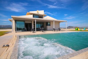 Pool mit Whirlpool 