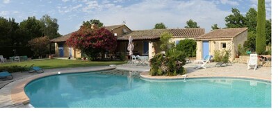Villa provenzal de 4 dormitorios, con jardín y piscina climatizada para 8 personas.