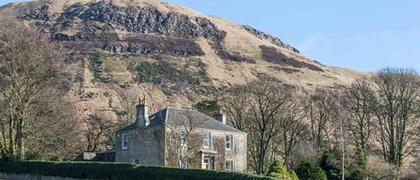 Balgedie House with the Lomond Hills behind in winter. 