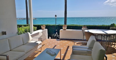 Villa en primera línea de playa de Marbella