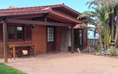 CABAÑA,  4 PERSONAS, PRECIOSAS VISTAS AL MAR, EL TEIDE, WIFI, JARDIN, BARBACOA.