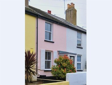 Seashell Cottage - 50 meters from the beach and Sky TV 