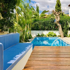 Piscina e jardim 