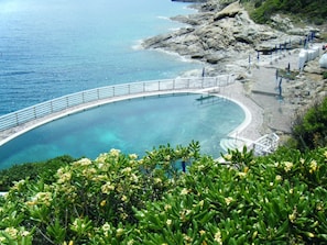 sotto casa le piscine di mare sulla scogliera  privata di Punta delle Cannelle