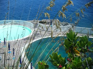 Piscine private di  acqua di mare con fondale in scogli a picco sulla scogliera