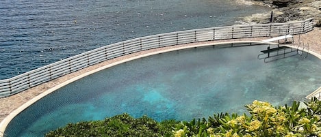 piscine di acqua di mare direttamente sulla scogliera