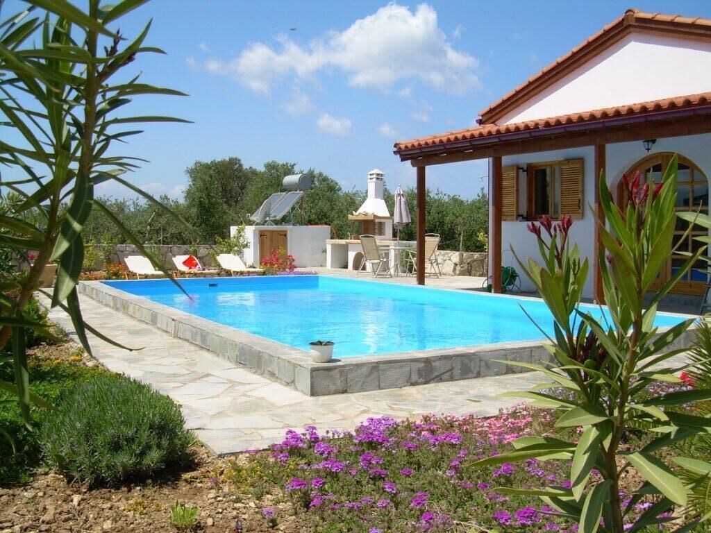 Spacious 3 bedroom Villa with private pool, patio and roof ...