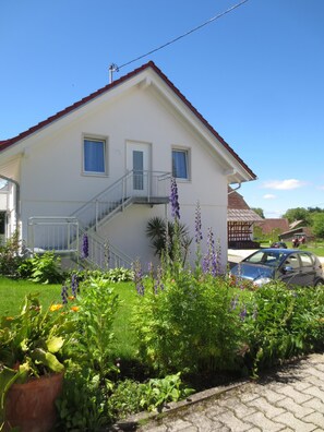 Treppenaufgang zur Ferienwohnung mit Parkplatz vor dem Haus