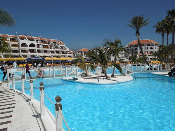 Dreamful pool area with sunbeds