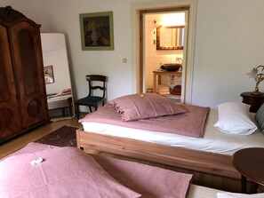 Schlafzimmer mit angrenzendem Badezimmer