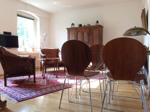 geräumiges Wohnzimmer