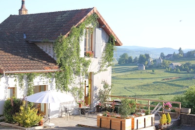 Stilvoll wohnen am Dorfplatz mit grosser Terrasse und Blick auf den Morvan