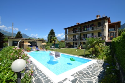 Casa del lago con gran piscina, vista al lago, jardín, chimenea (amarre para botes)