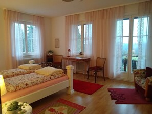 Rotes Schlafzimmer mit Morgensonne und Zugang zum Balkon