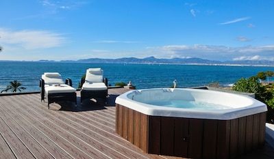 Casa Pura con vistas al mar: lujosa casa de vacaciones con bañera de hidromasaje y conexión inalámbrica a internet gratuita 