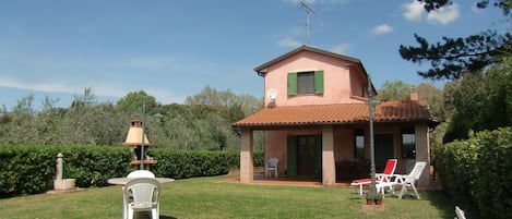 Garten und Terrasse hinter dem Haus