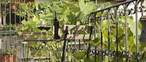 im Sommer ist der Balkon herrlich weinumrankt