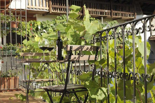 im Sommer ist der Balkon herrlich weinumrankt