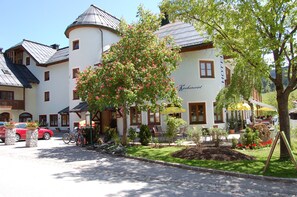 Appartementhaus mit Hotel Kirchenwirt im Zentrum