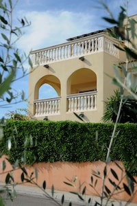 Apartamento ático Vista Sol, gran terraza con jardines y piscina grande.