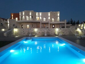 Orelia Cretan Deluxe Apartments - Der 78 qm Süsswasserpool bei Nacht