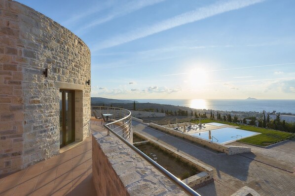 Orelia Cretan Deluxe Apartments - Der Pool mit Meerblick