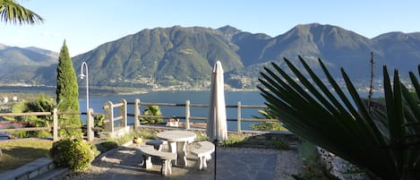 Untere Terrasse mit Blick auf den See und Monte Tamaro und Monte Gambarogno 