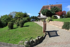 Vue Coté Est,  maison sur un petit monticule