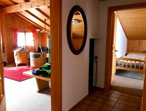 Blick vom Flur in Wohnzimmer und Schlafzimmer