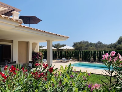 Familienfreundliche Luxus-Villa mit Pool, WLAN, Klimaanlage, Waschm. u. Trockner