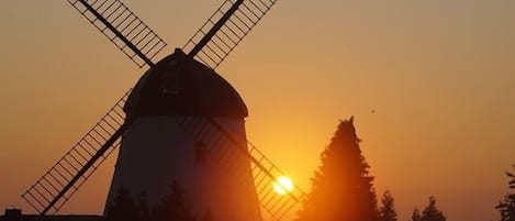 Windmühle bei Sonnenaufgang