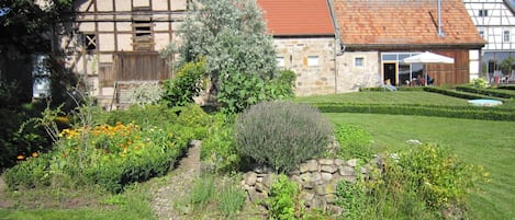 Dein Ferienhaus mit Kräuterschnecke im Garten