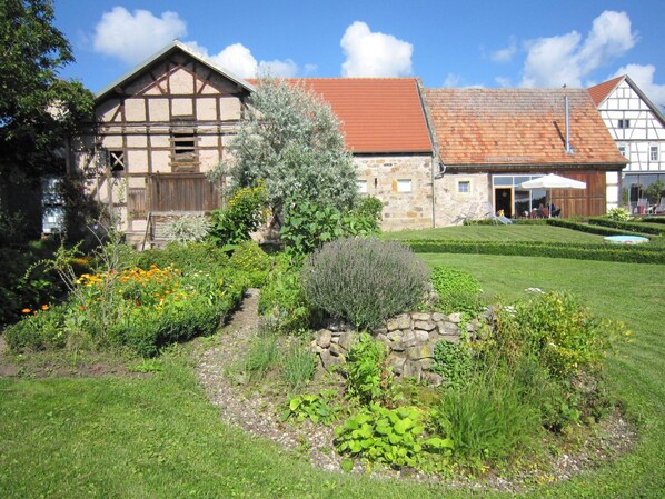 Dein Ferienhaus mit Kräuterschnecke im Garten