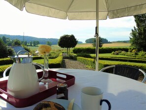 Doch lieber Frühstück im Schatten? Jedenfalls mit Ausblick.