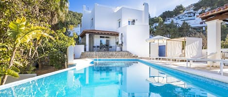 Moderne Villa mit großem Infinity Pool