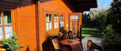 mit Terrasse und Blick in den umzäunten Garten