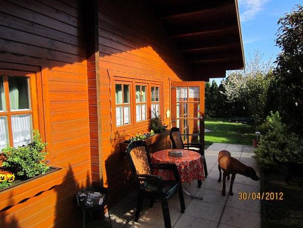 mit Terrasse und Blick in den umzäunten Garten