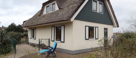 Villa Asurrie is een zeer mooi rietgedekt huis met een hele mooie tuin.