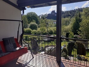 Balkon mit Schaukel