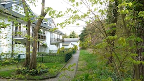 Küstenwald rechts, Hauseingang links