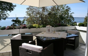 Southwest balcony with a 180° view of the lake and Alps