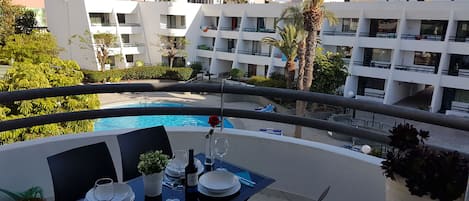 Hier können Sie gemeinsam Essen und den Blick zum Pool genießen beim Glas Wein!