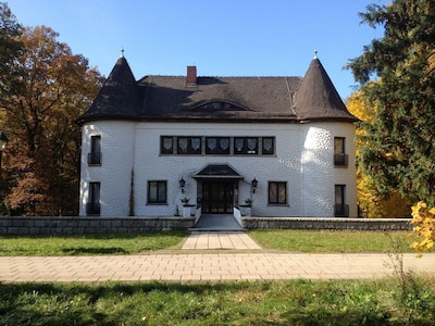 Villa Warzenburg, Fewo2 mit Panorama-Ausblick, Balkon und Kamin, inkl. WLAN