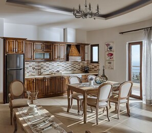 Orelia Cretan Deluxe Apartments - Das moderne Wohnzimmer mit Einbauküche