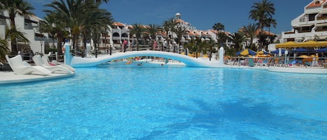 Piscine fantastique avec des chaises longues