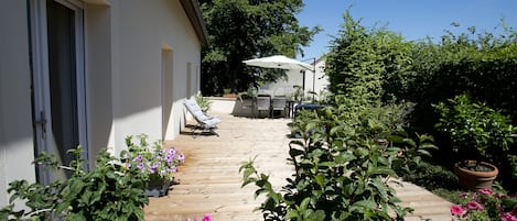 La terrasse ensoleillée où vous pourrez déjeuner