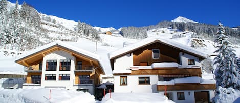 Alpina im Winter - die Wohnung Juppe befindet sich im rechten Haus