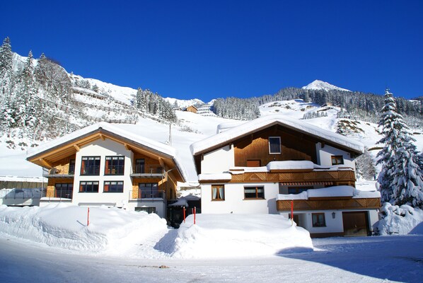 Alpina im Winter - die Wohnung Juppe befindet sich im rechten Haus