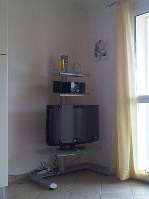 Fernseher und Stereo-Anlage