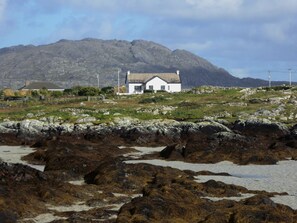 Schoolhouse, Strand + Erisbeg, unser Hausberg :)